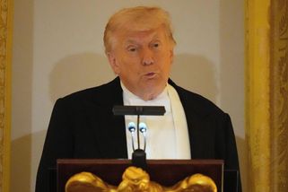 Šach mat v Íránu. Takovou porážku USA ještě nezažily, nebere si americký historik vůči Trumpovi servítky - Novinky